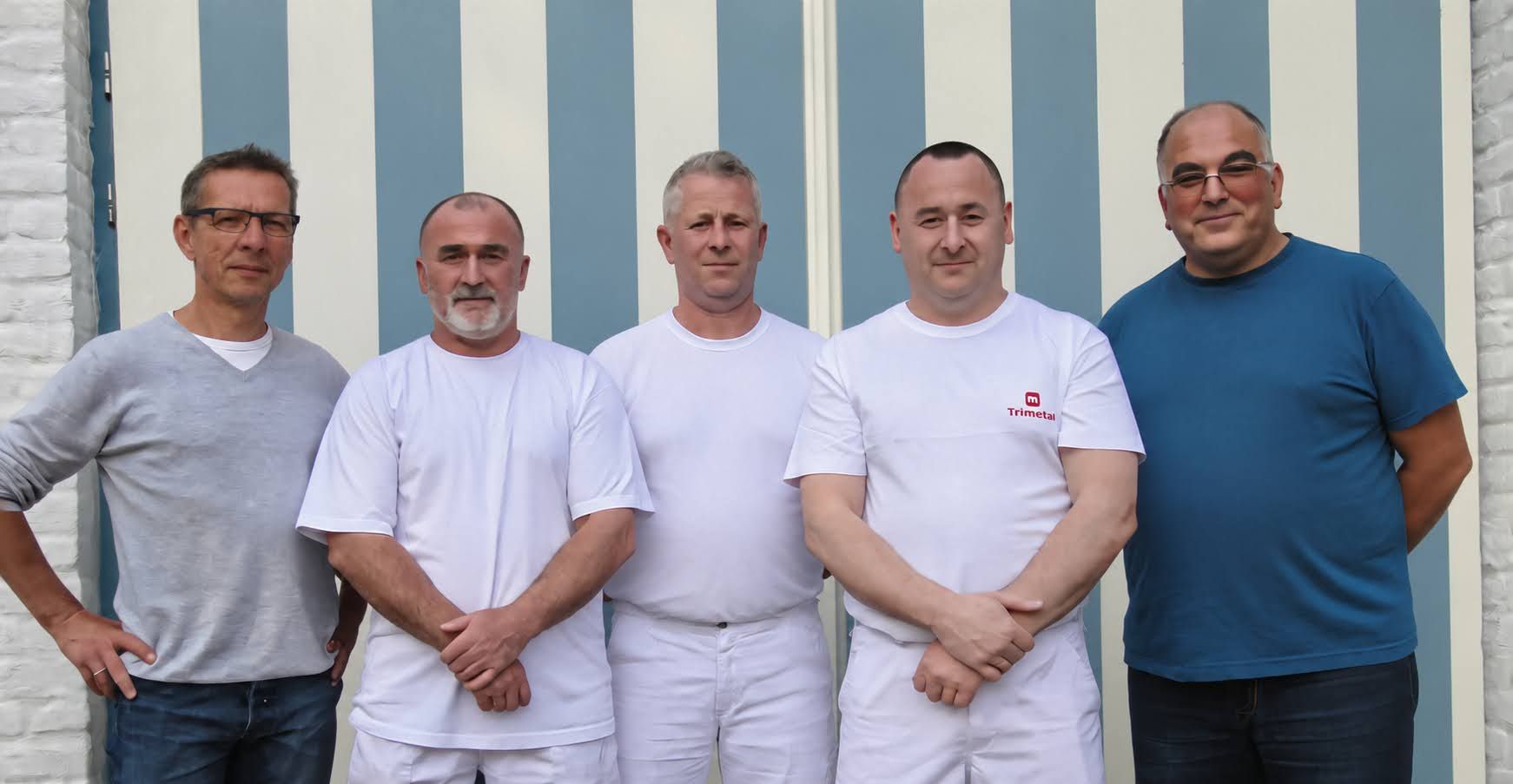 L’équipe De Wolf & Gallis, entreprise de peinture à Lasne : Christian De Wolf (à gauche), trois peintres et Théo Géorgallis (à droite)