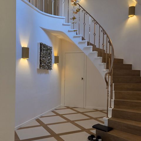 Peinture intérieure – hall et escalier tournant à Ohain