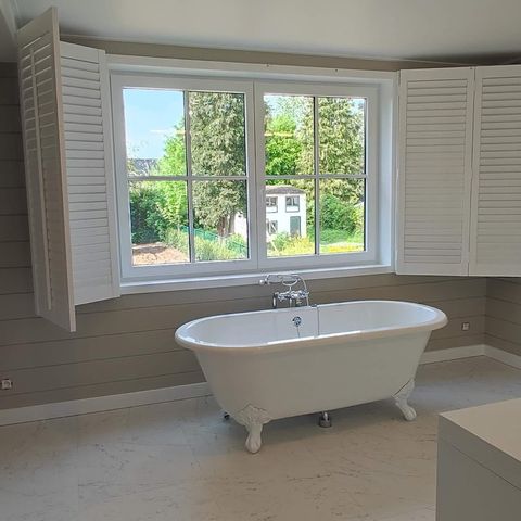 Peinture de boiseries – salle de bain lambrissée à Waterloo