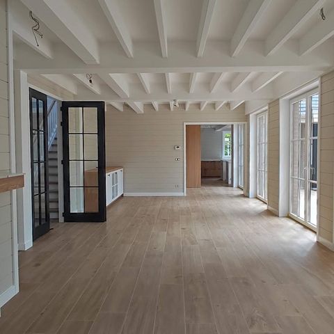 Peinture de boiseries – séjour lambrissé et plafond à poutres à Waterloo