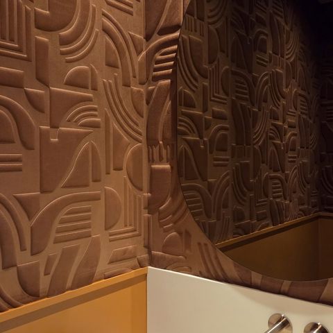 Tapissage et papier peint – papier peint en relief dans les toilettes à Ohain